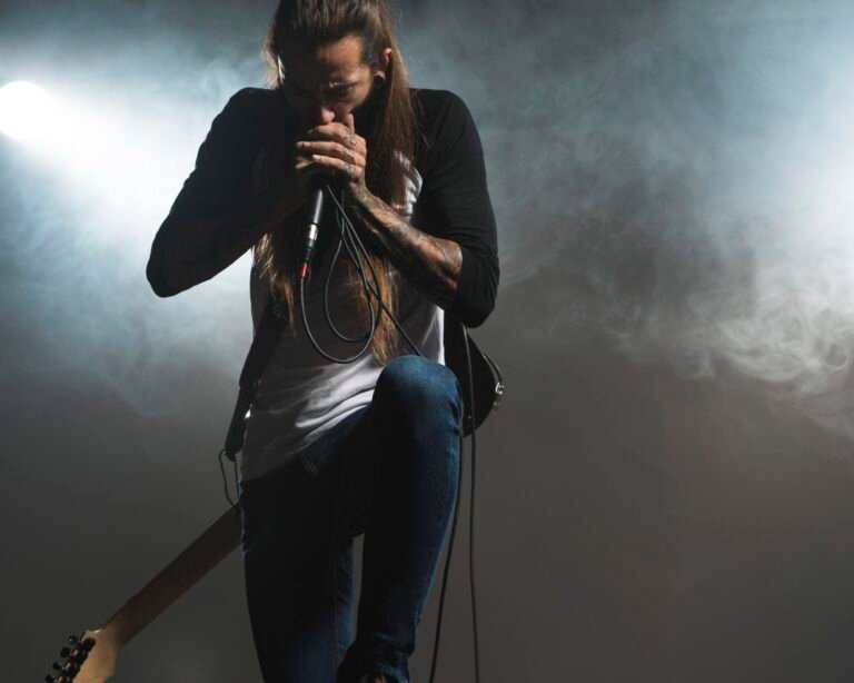 cantante en escenario que sabe los mitos de la industria musical