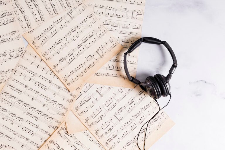 Sale partituras y unos auriculares que es un datos curiosos sobre la música