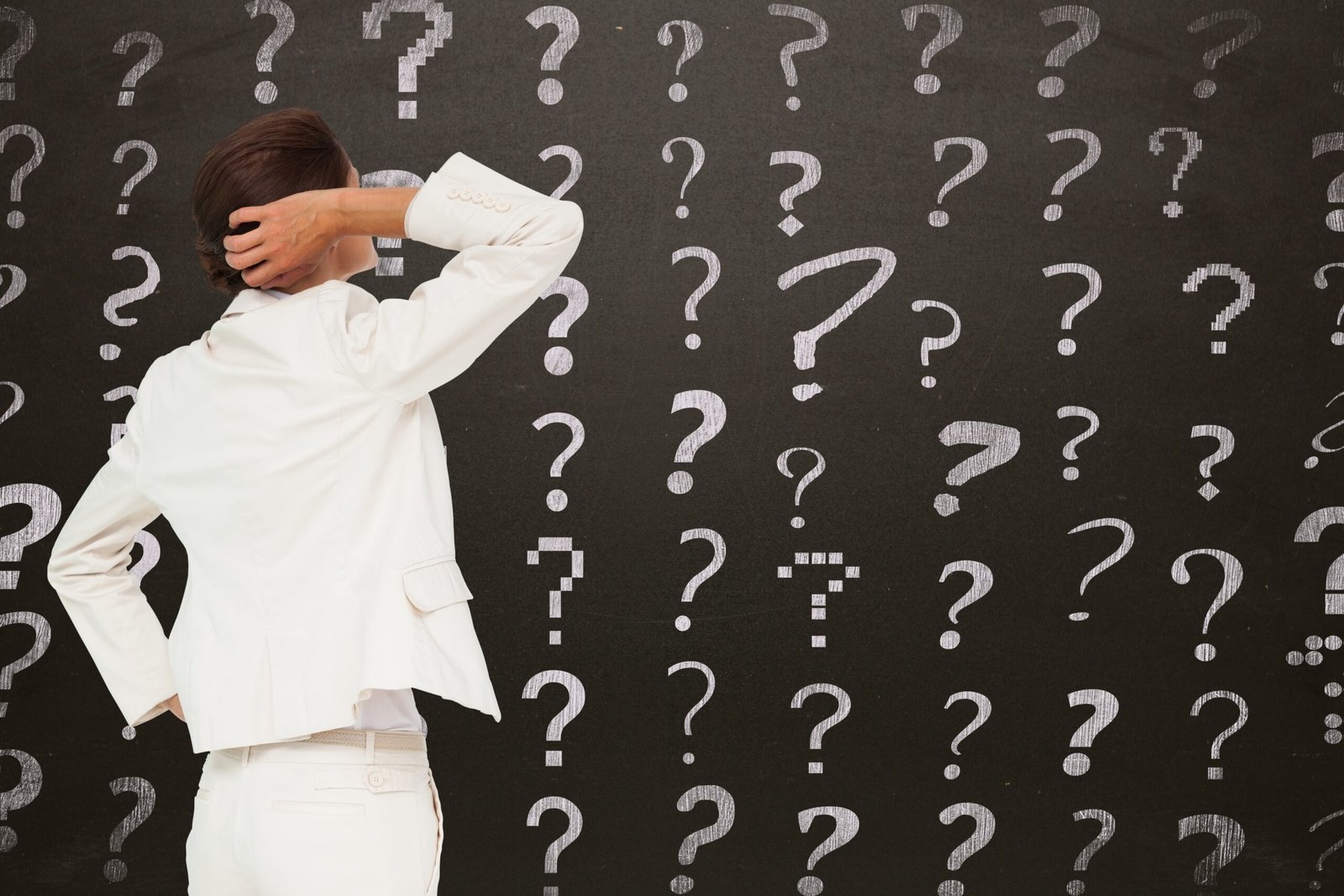 Sale un hombre mirando un mural de preguntas