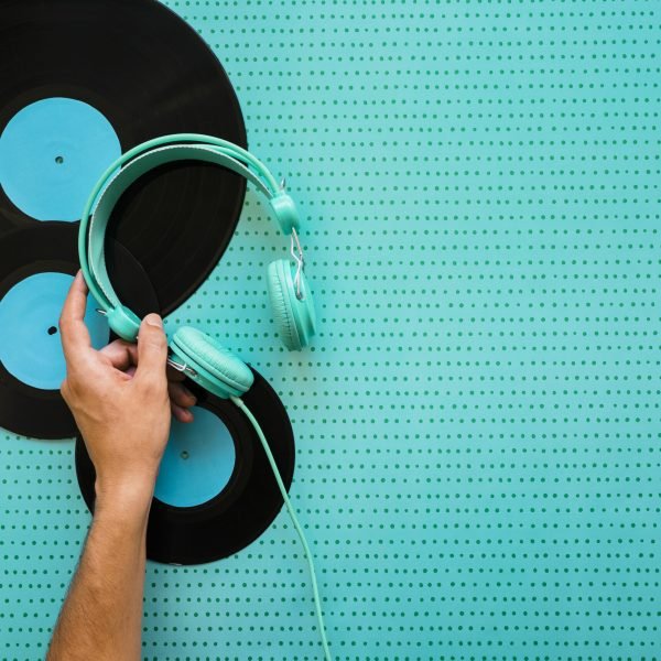 Es un conjunto de vinilos azules con una mano y cascos de diadema refiriéndose a la música de mi agencia