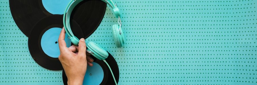 Es un conjunto de vinilos azules con una mano y cascos de diadema refiriéndose a la música de mi agencia
